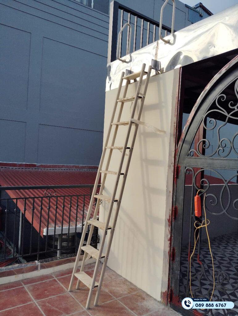 thang lên mái gấp gọn