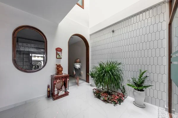 Gạch ốp giếng trời