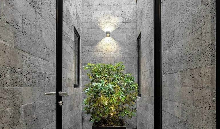 lỗi hướng nắng khi chọn Gạch ốp giếng trời