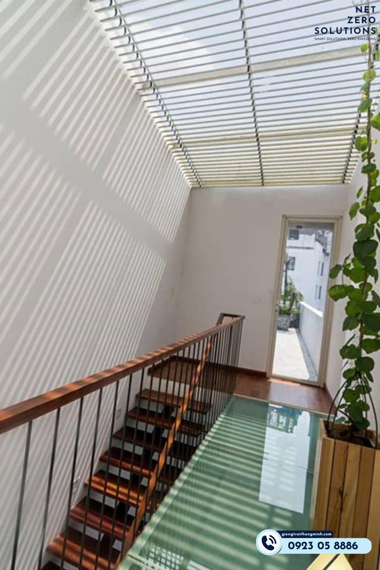 Mẫu giếng trời cầu thang kính