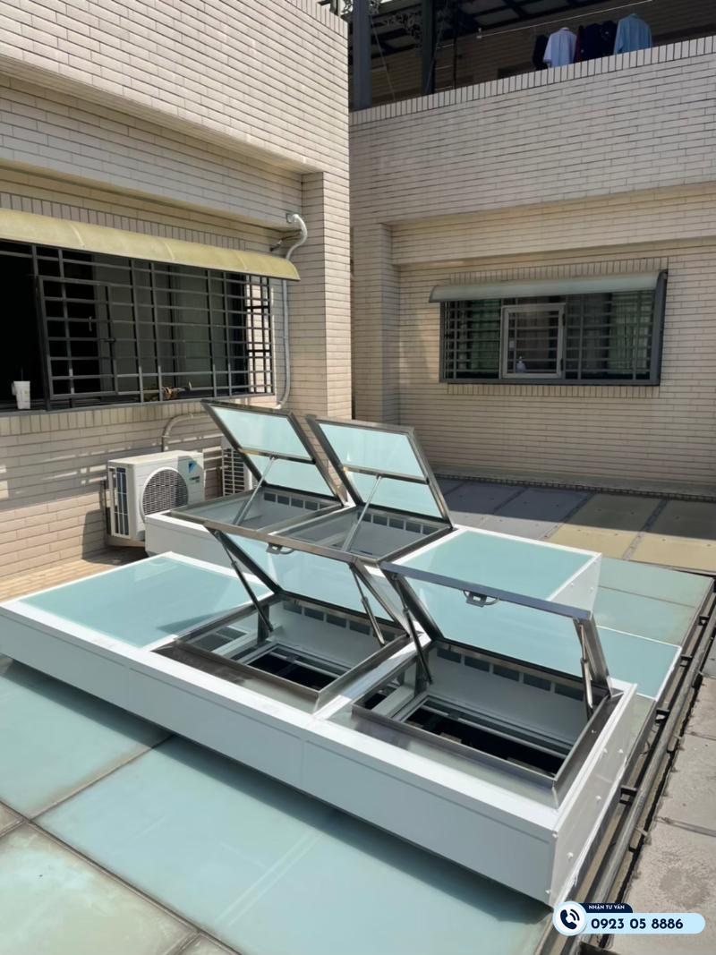 cửa lên sân thượng là gì