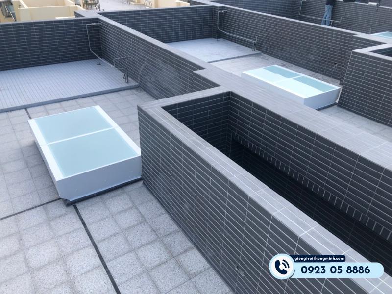 thiết kế giếng trời khi mưa bão