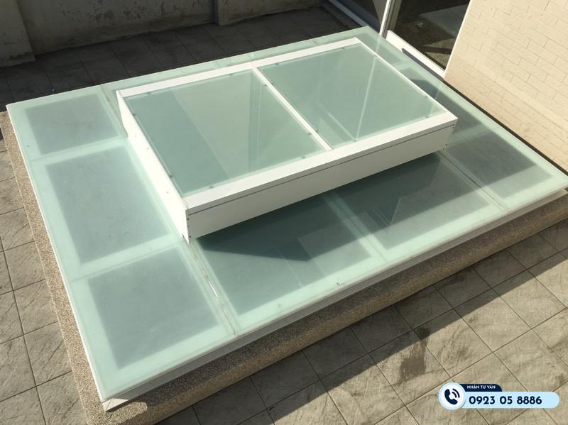 chọn kính giếng trời an toàn