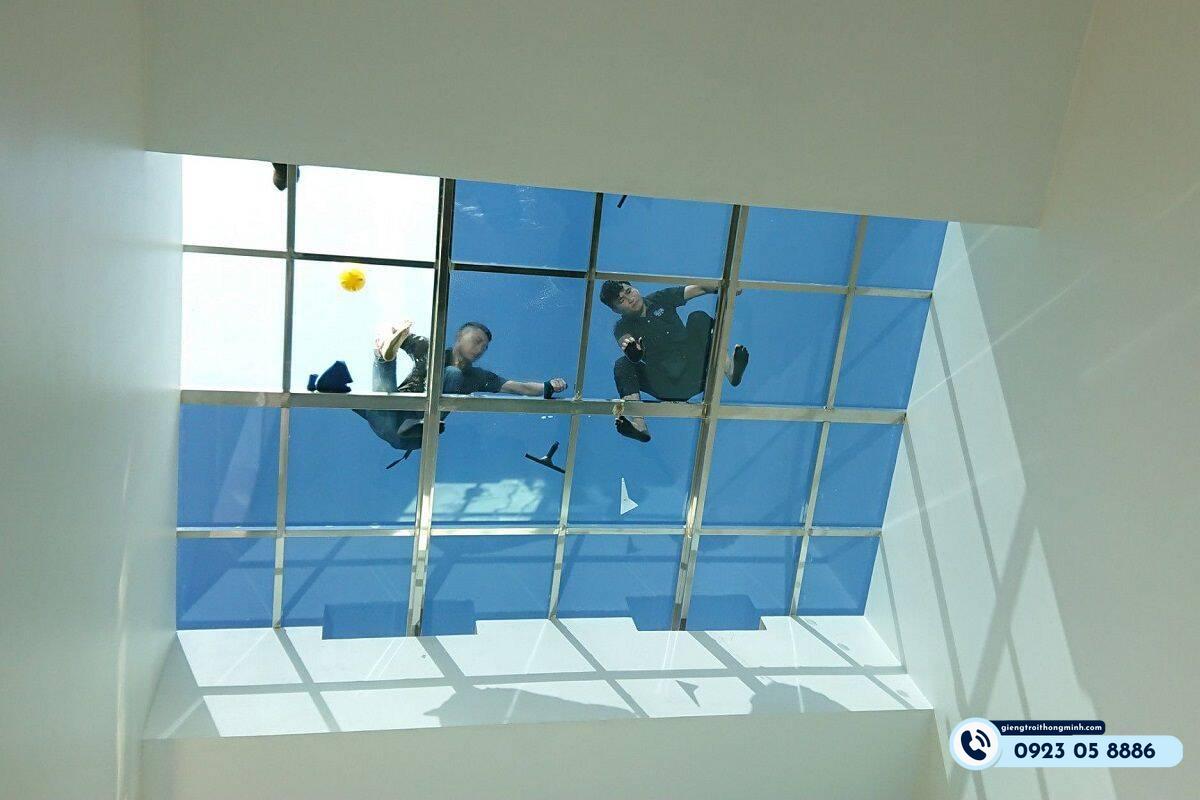 chống nóng giếng trời