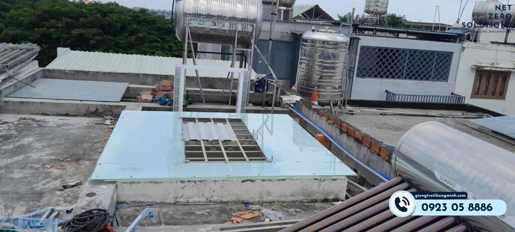 Lắp Giếng trời thông minh lấy sáng thông gió thay thế mái kính truyền thống cho nhà phố