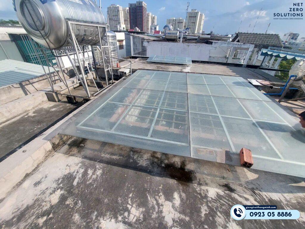 Lắp Giếng trời thông minh lấy sáng thông gió thay thế mái kính truyền thống cho nhà phố