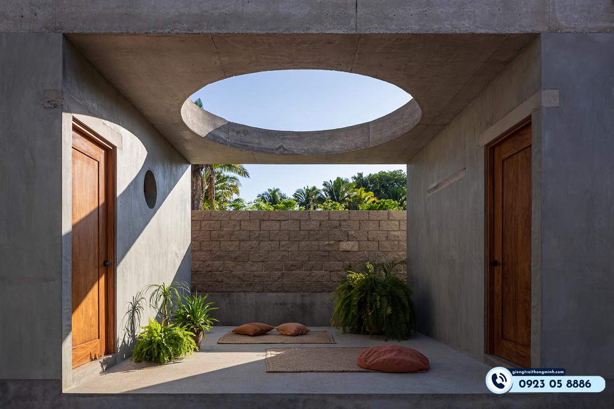 nhà 2 tầng có giếng trời hình tròn