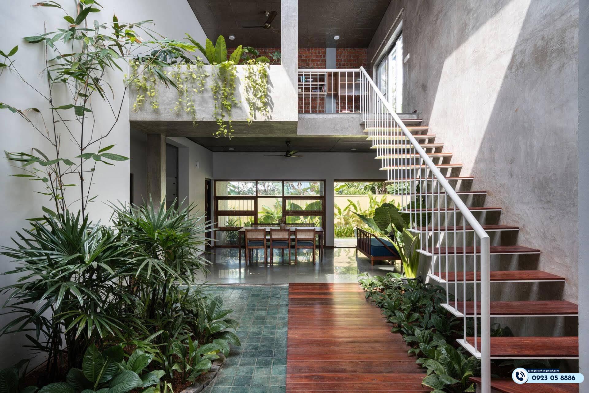 nhà 2 tầng có giếng trời sân vườn