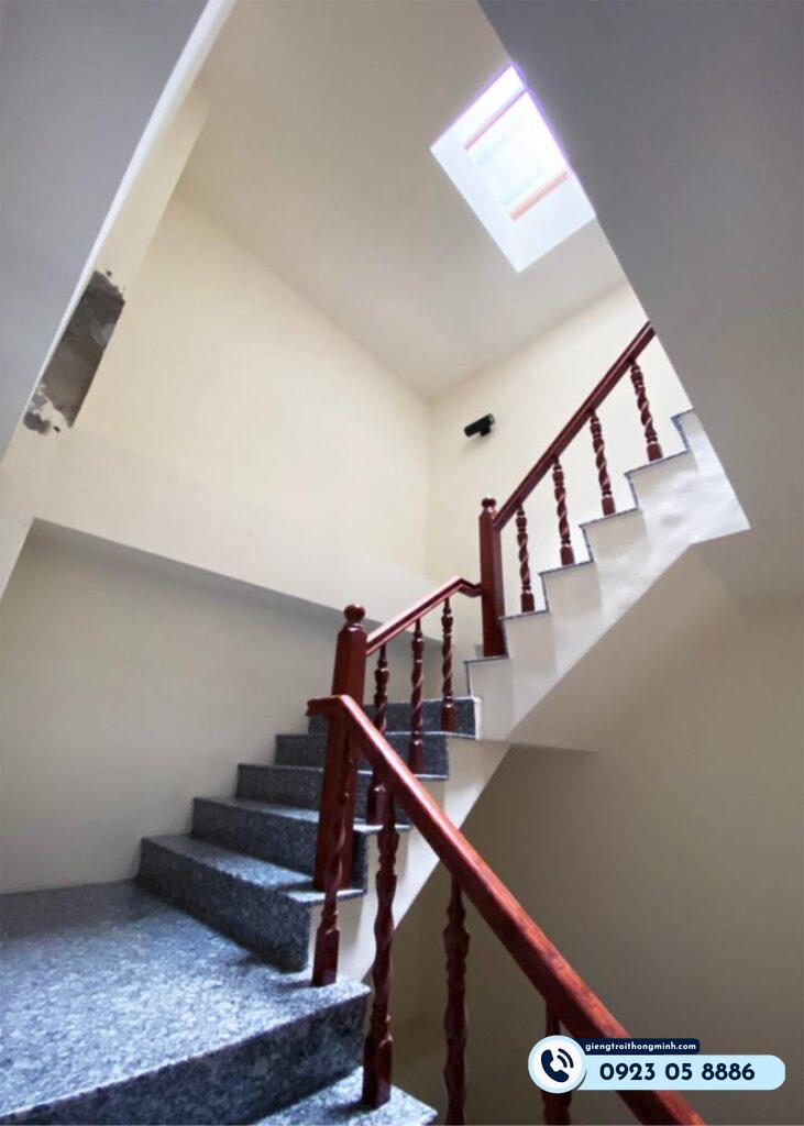 nhà 2 tầng có giếng trời cầu thang