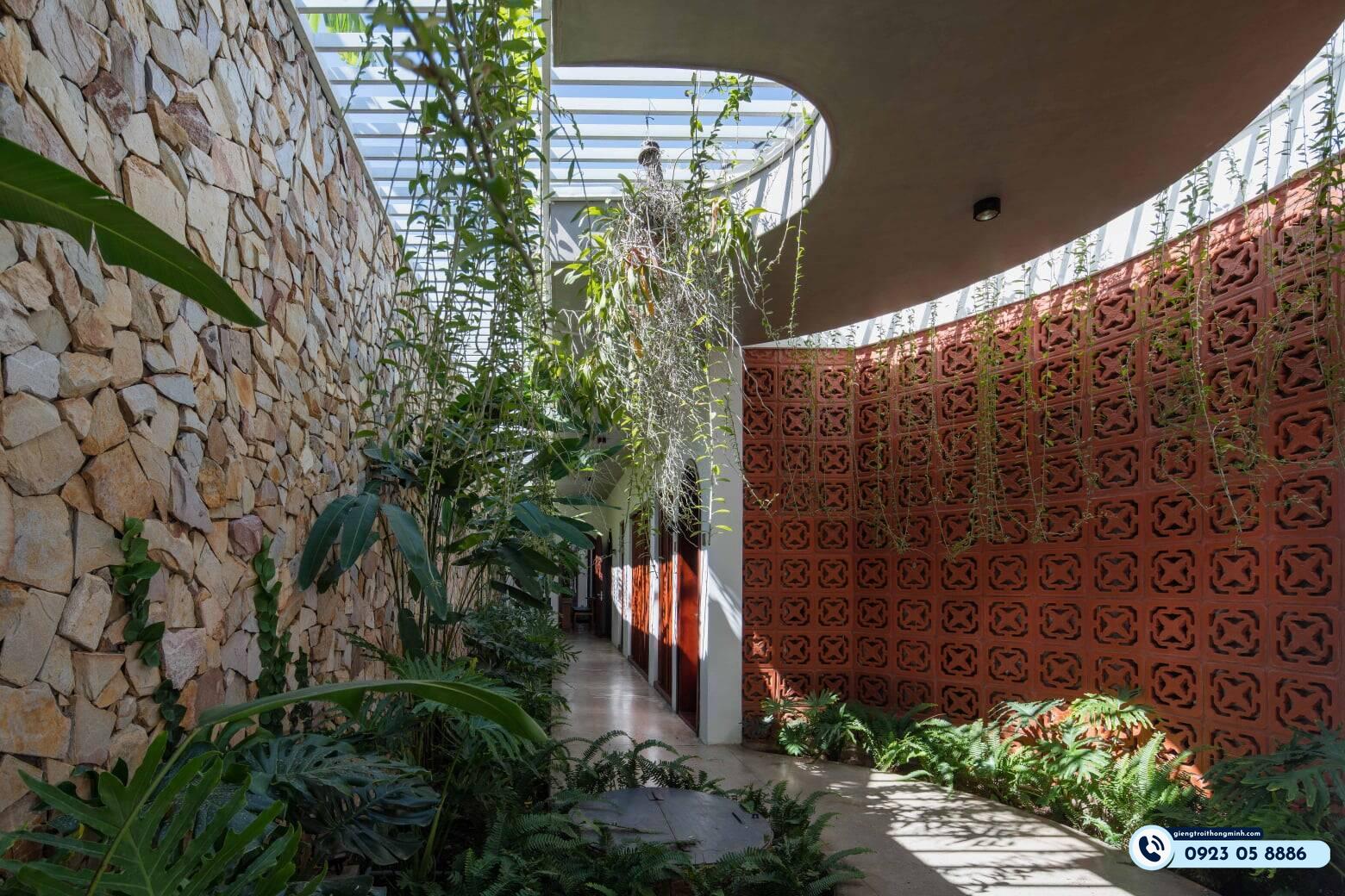 nhà có giếng trời bên hông