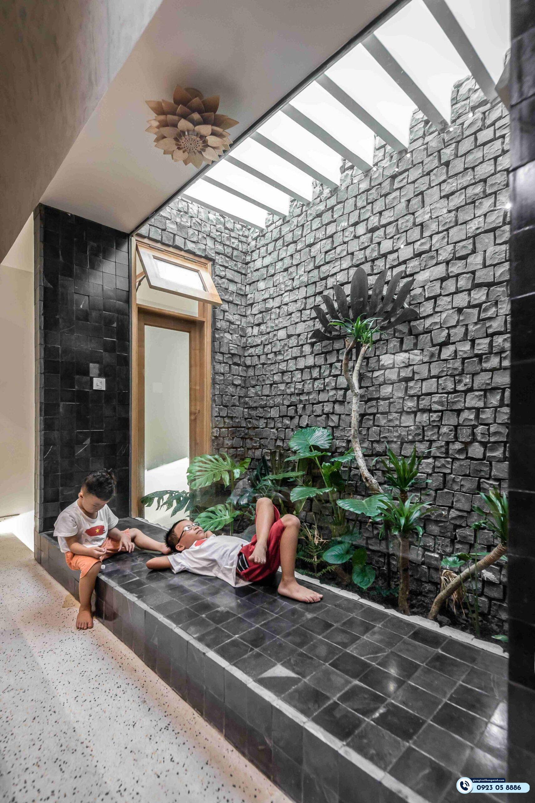 nhà có giếng trời bên hông