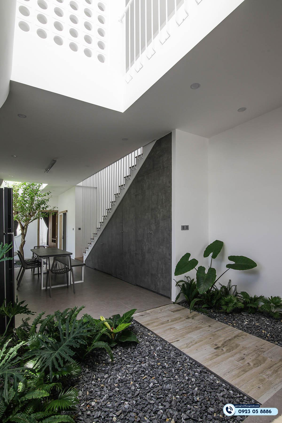 nhà có giếng trời bên hông