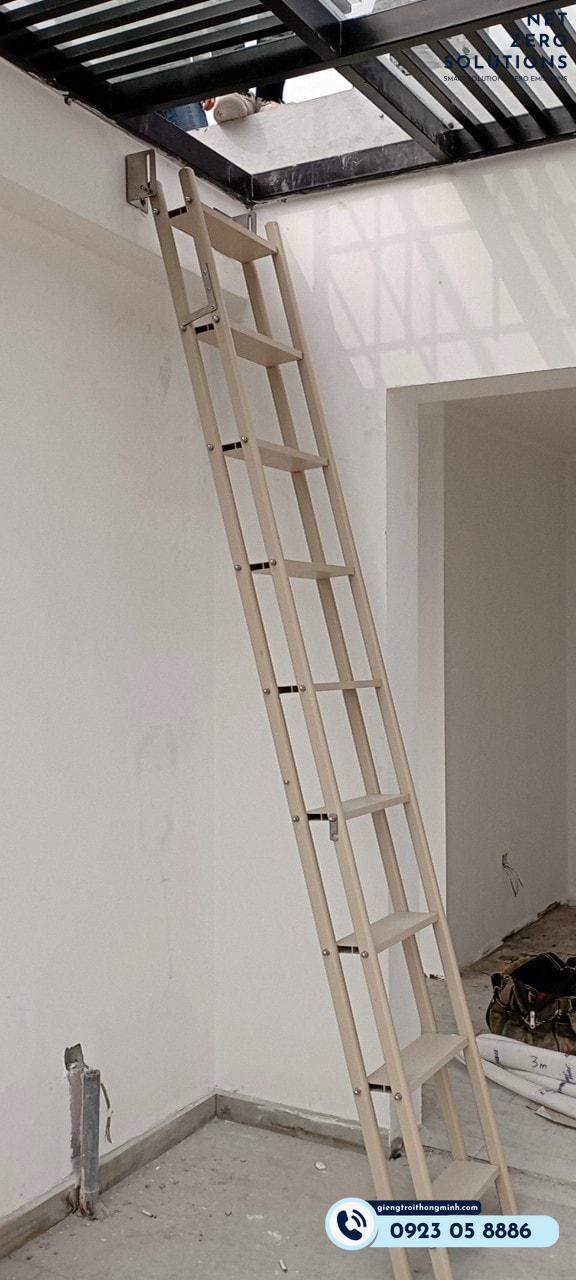 thang nhôm gấp thăm trần