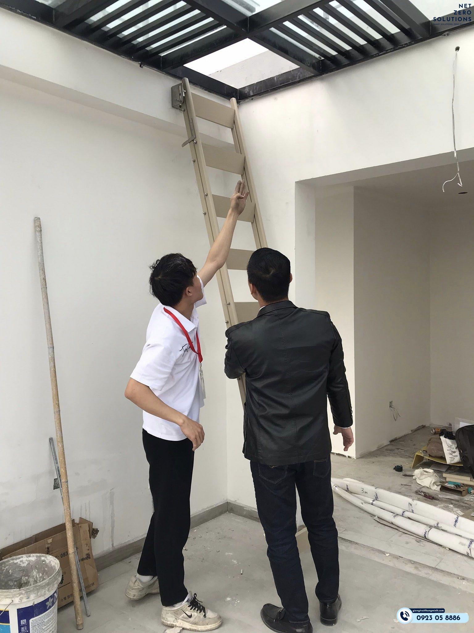 thang nhôm gấp thăm trần