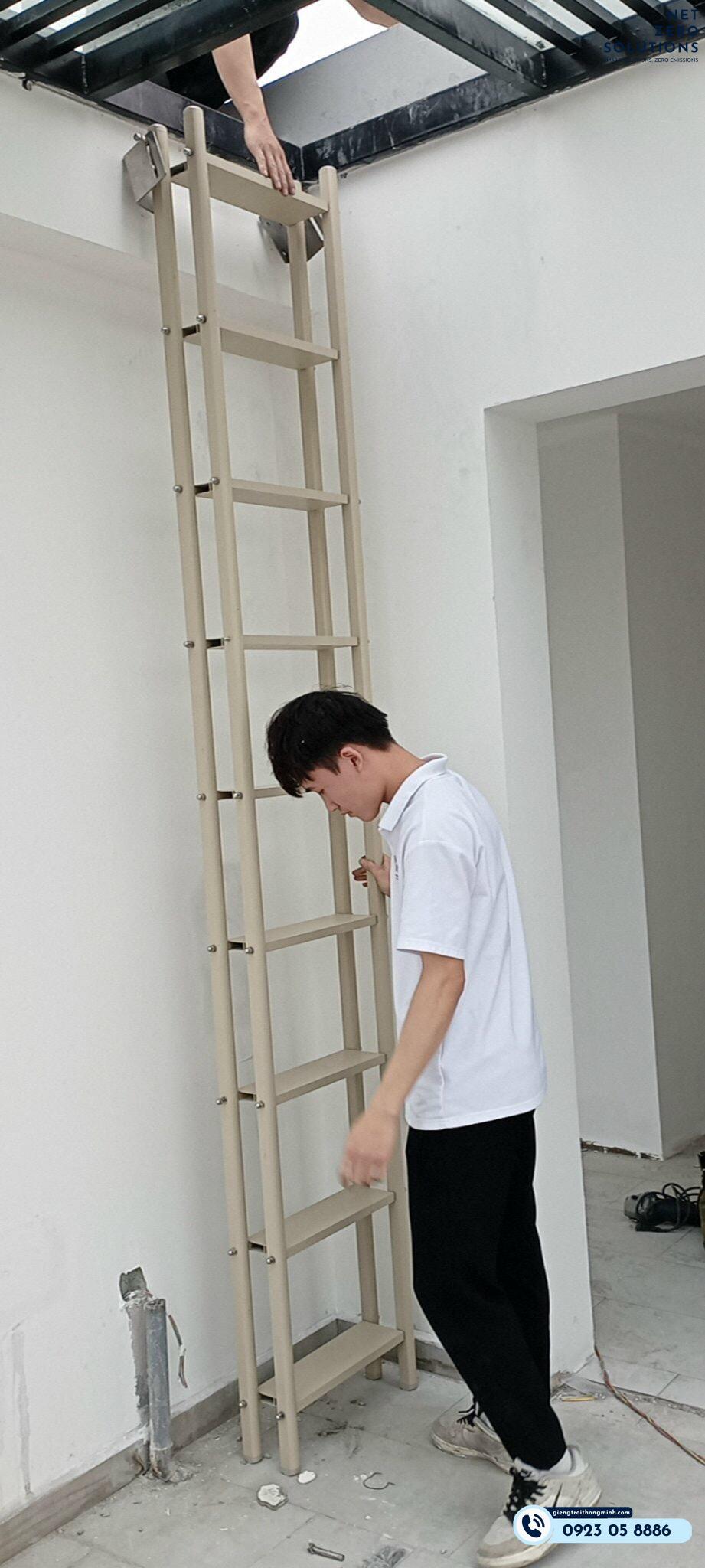 thang nhôm gấp thăm trần