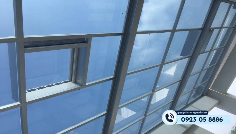 tư vấn chống nắng cho nhà có giếng trời và mái kính