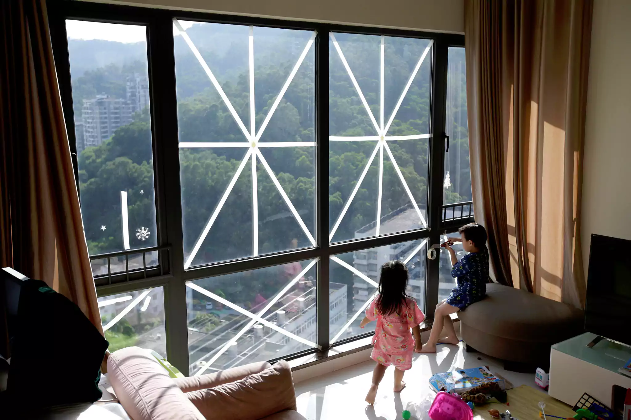 mở cửa hay đóng cửa kính khi gió to