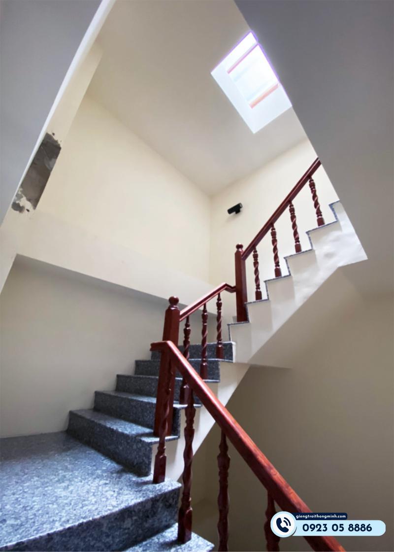 giếng trời kết hợp lối lên cầu thang