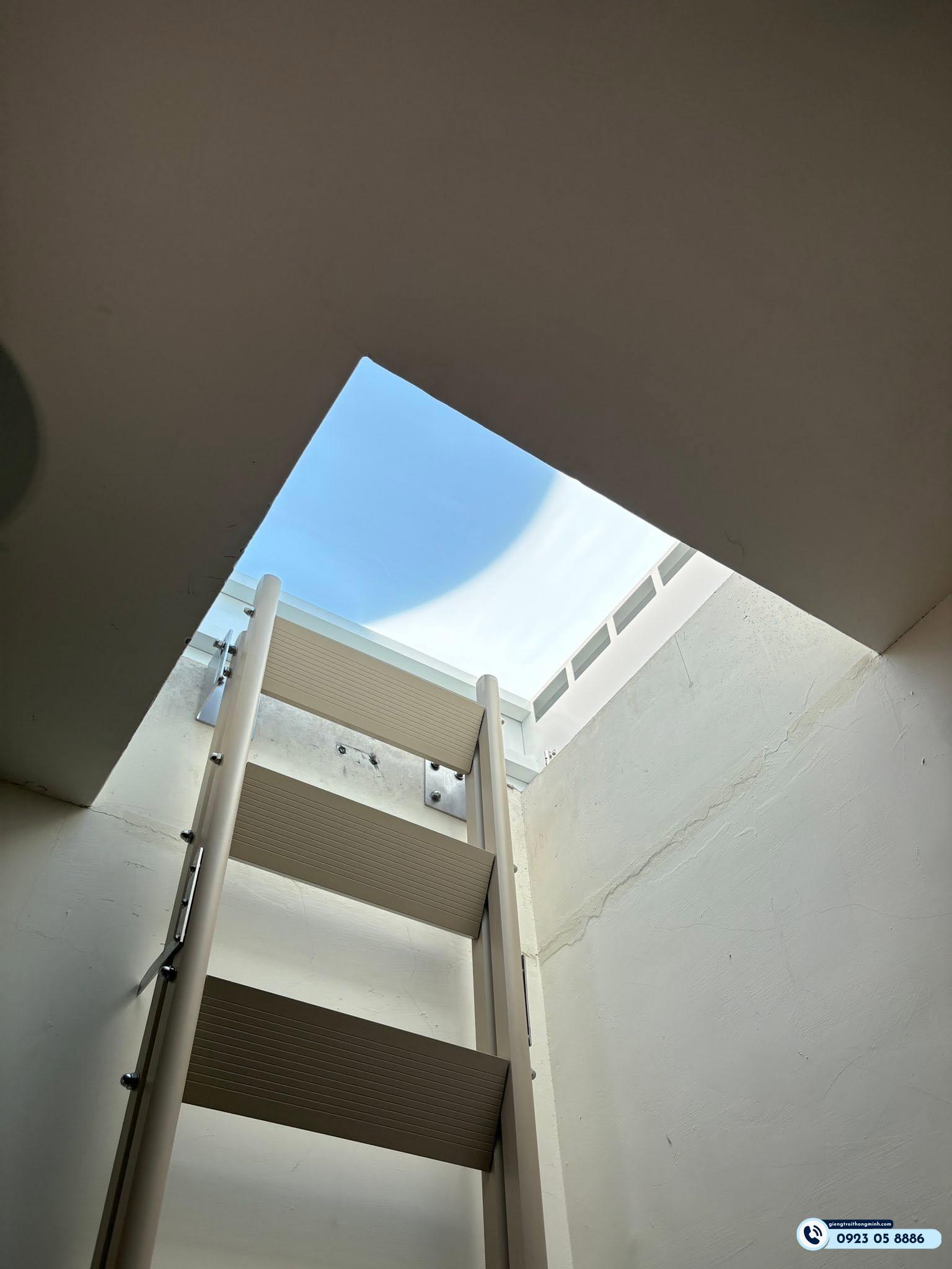 thang gấp an toàn cho người lớn tuổi